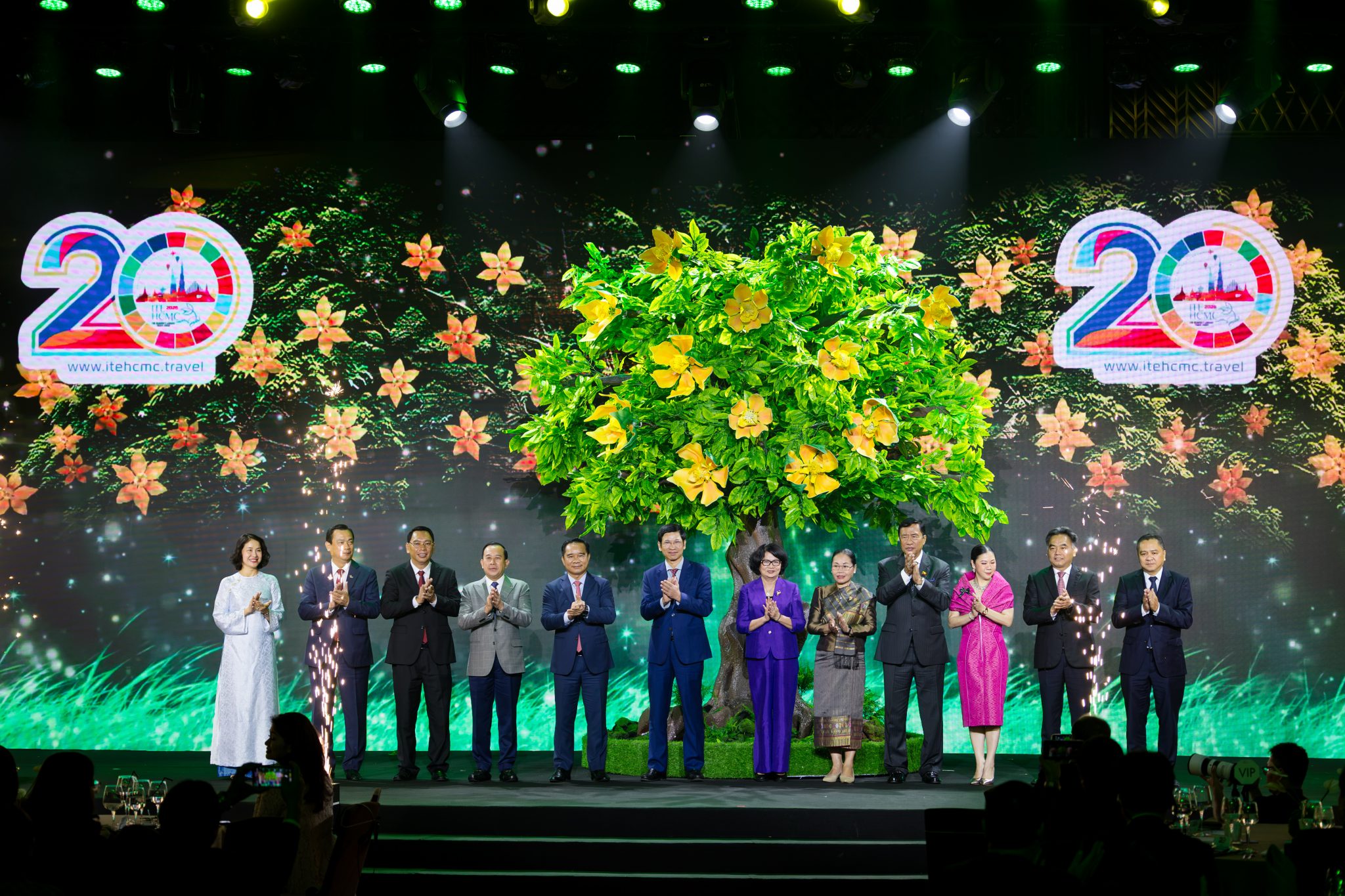ITE HCMC 2026開幕20周年記念式典のステージに立つ関係者